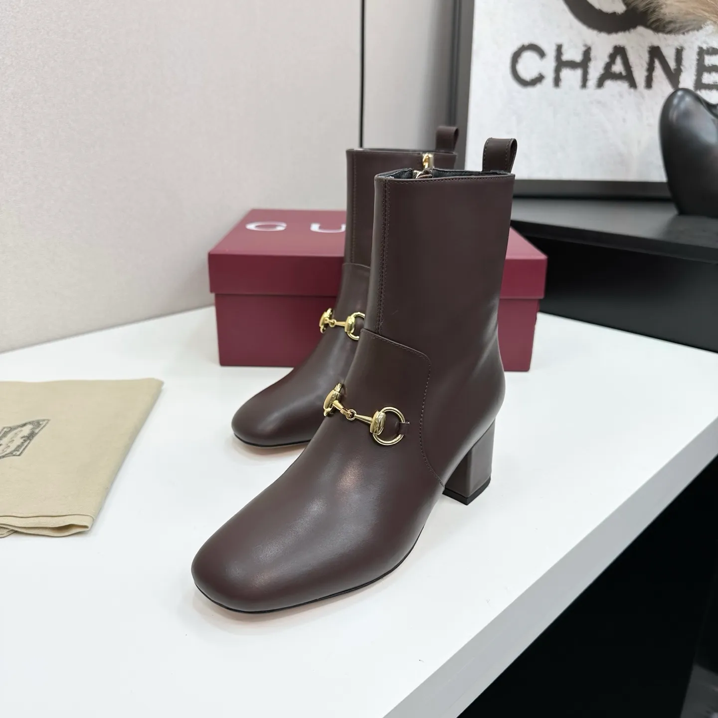 👟👟Ex-factory price 740👟👟 Gucci Gucci 2025G new autumn and winter classic horsebit thick heel short boots. The main series is finally available, and the products are worth looking forward to! Original classics create new designs ✨ Purchasing agent level! Full of high-end feel! A favorite among bloggers at home and abroad, it is retro and fashionable, easy to wear and looks great on your feet! Mainly recommended by the official website, new colors are constantly updated 🆕 ▪️Upper: original calfskin/cloth ▪️Inner lining: imported sheepskin ▪️Outsole: Italian leather outsole ▪️Heel height: 3.5cm ▪️Shoe size: 35-39 (40.41.42 can be customized)